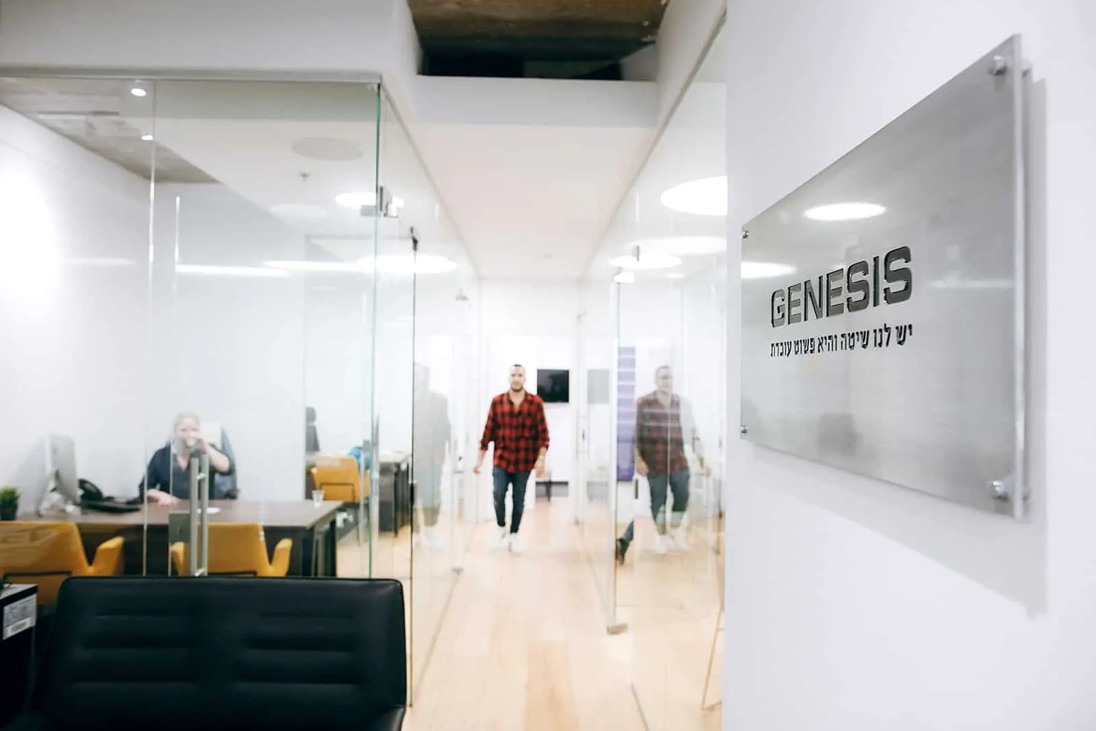משרדי ג׳נסיס בבני ברק: מסדרון זכוכית ושלט GENESIS – יש לנו שיטה והיא פשוט עובדת